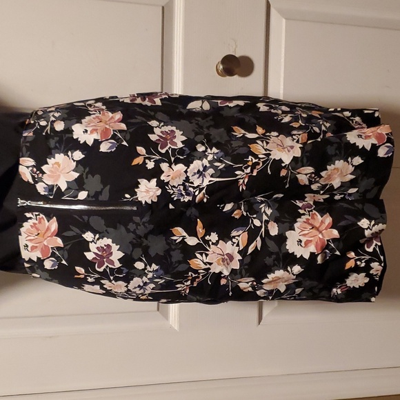 White House Black Market Women's Black Floral Skirt - Size 14 - Picture 4 of 9